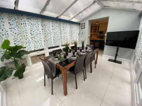 #Chic 6-Bedroom London Retreat#, Plumstead